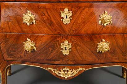 Commode à la Régence galbée sur trois côtés...
