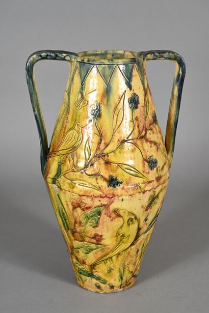 Grand vase de forme conique à deux anses...