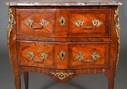 Petite commode sauteuse d'entre-deux en placage...