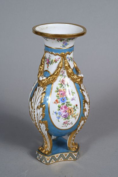 PORCELAINE DE PARIS
Vase balustre à col évasé...