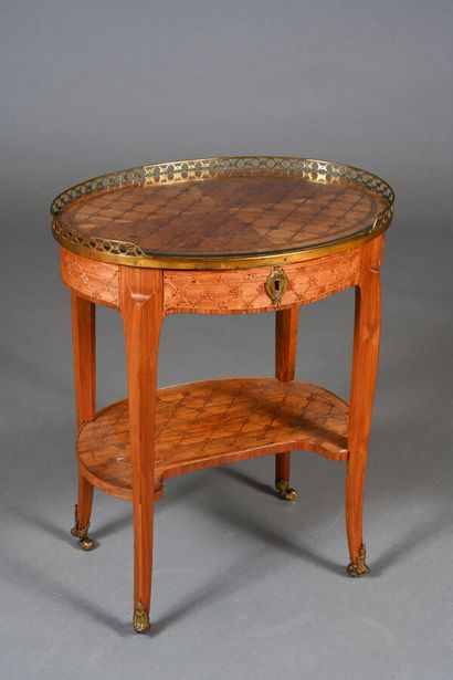 Petite table de salon ovale en placage et...