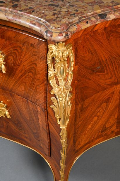 Commode à la Régence galbée sur trois côtés...