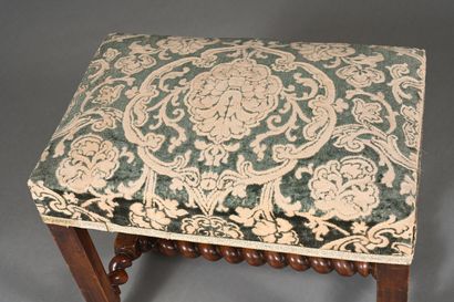 Tabouret en noyer à piètement tourné en vis....