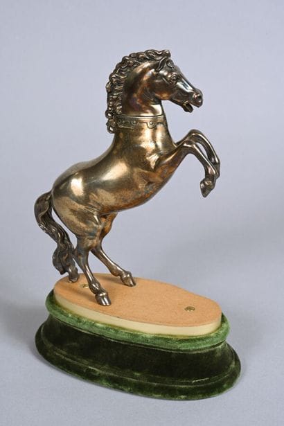 Récipient à boire, en vermeil, cheval cabré...