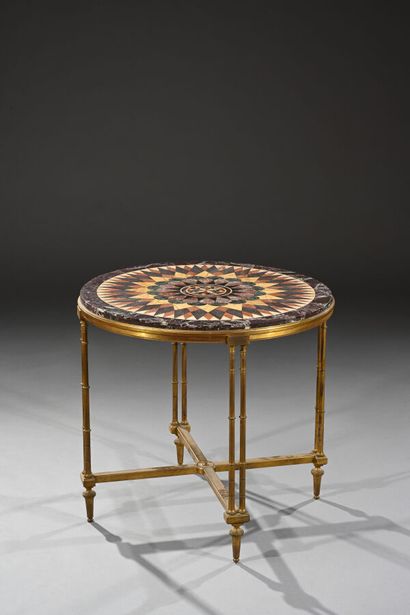 Guéridon circulaire dans le style Louis XVI...