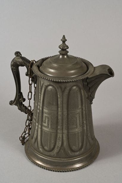 Grande chope en métal repoussé à décor de...