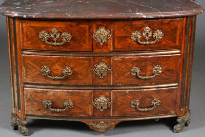 Commode en placage de bois de violette dessinant...
