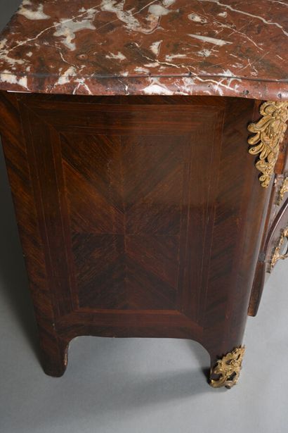 Commode d'entre-deux en placage d'amarante...