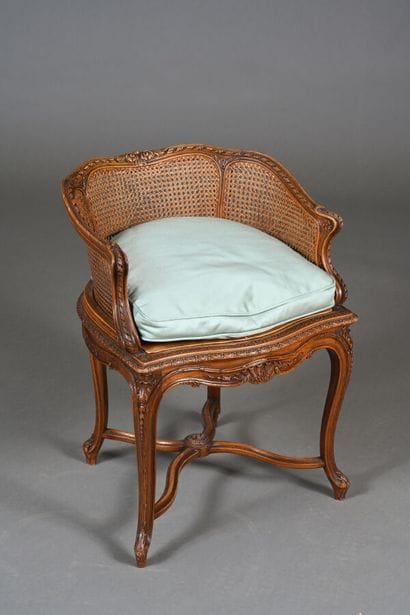 Fauteuil de bureau en noyer mouluré et sculpté...