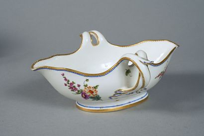 SÈVRES (Dans le goût)
Saucière en porcelaine...
