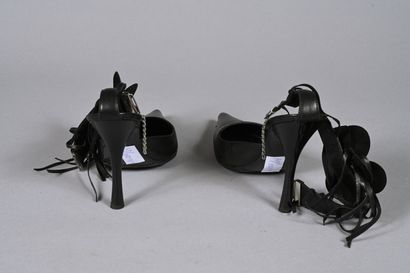VICINI. Paire d'escarpins en cuir noir à...
