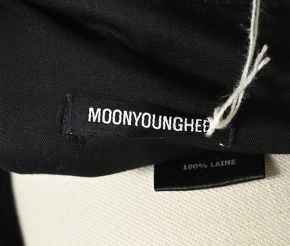 MOONYOUGHEE.
Mini jupe asymétrique en lainage...