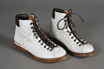 DSQUARED 2 
Paire de boitillons en cuir blanc...