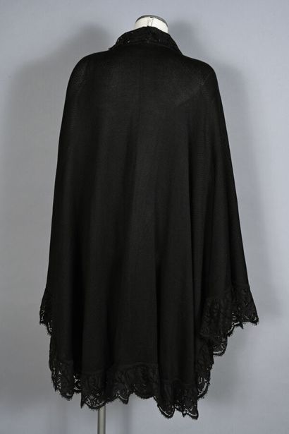 ISABEL CANOVAS. Cape en maille noir gansée...
