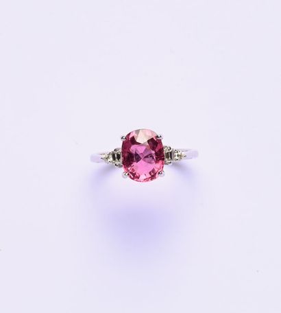Bague en or gris 18K (750/oo) centrée d'un...