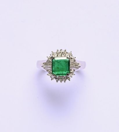Bague en platine (900/oo) centrée d'une émeraude...