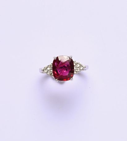 Bague en or gris 18K (750/oo) centrée d'un...