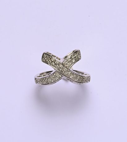 Bague en or gris 18K (750/oo) formant lien...