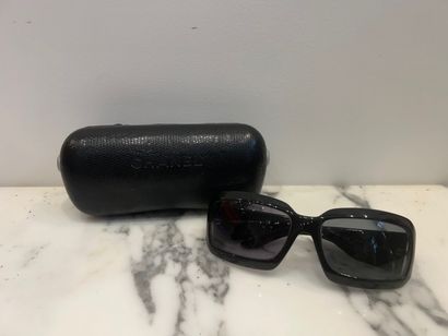 CHANEL. Paire de lunettes de soleil noires,...