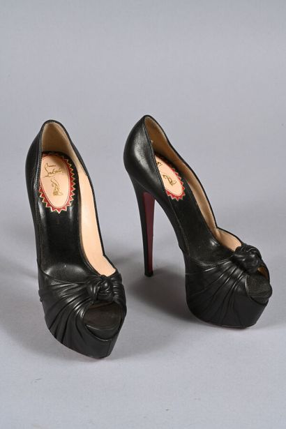 CHRISTIAN LOUBOUTIN. Paire d'escarpins Greissimo...