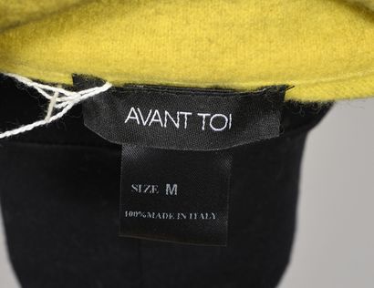 AVANT TOI.
Blazer en maille jaune chinée...