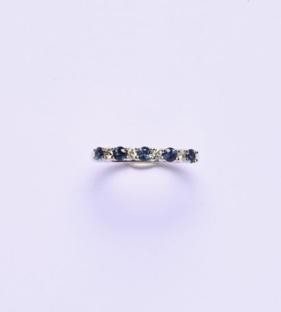 Bague Jarretière en or gris 9K (375/oo) sertie...