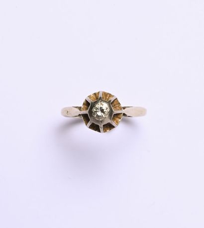 Bague solitaire en or gris 18K (750/oo) centrée...