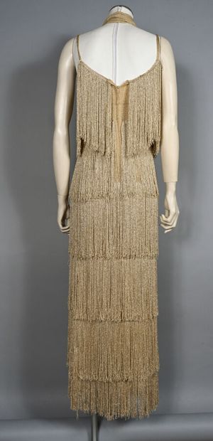 ANONYME. Robe longue doré à franges, fines...
