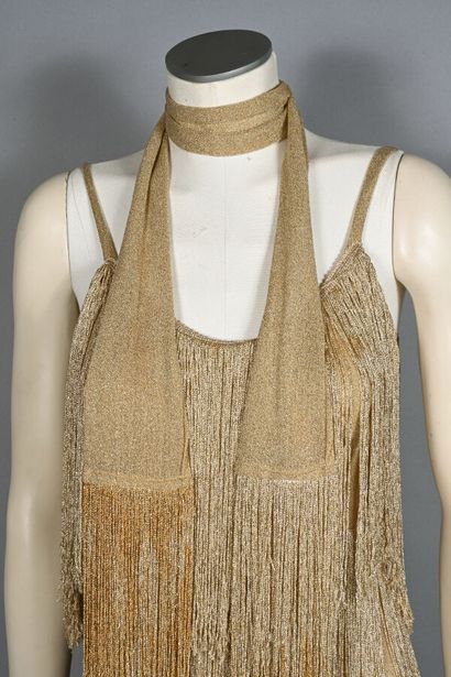 ANONYME. Robe longue doré à franges, fines...