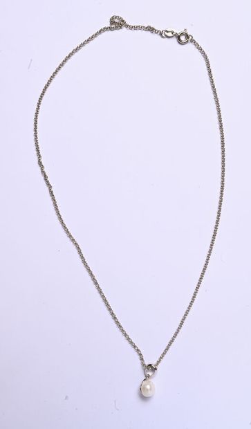 Pendentif en argent (925/oo) orné d'une perle...