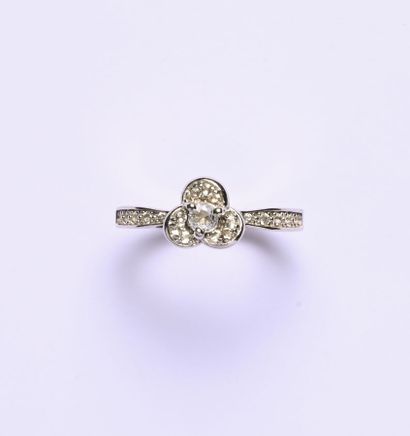 Bague en argent (925/oo) à décor floral,...