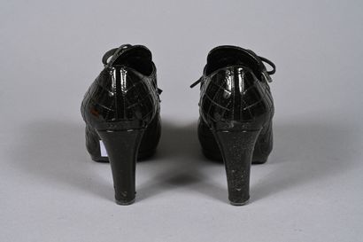 PRADA paire de trotteurs en cuir vernis noir...