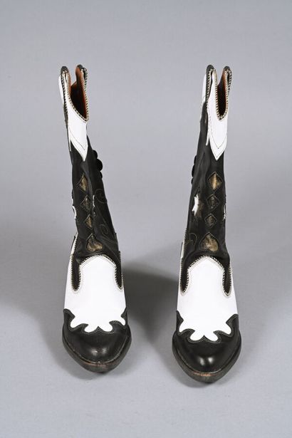 NEMONIC.
Paire de santiags en cuir noir,...