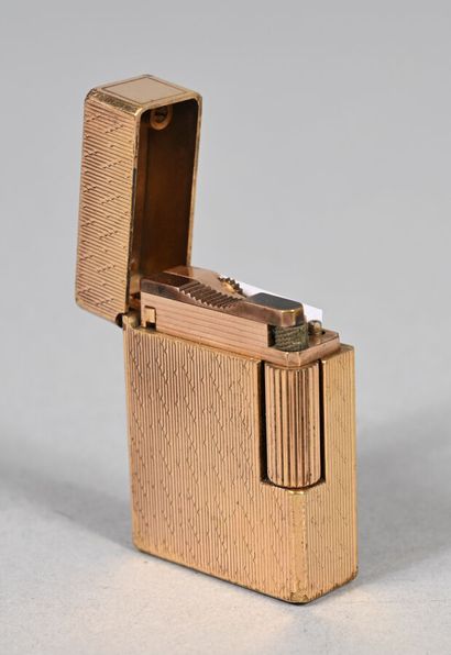 S.T DUPONT
Briquet en plaqué or guilloché...
