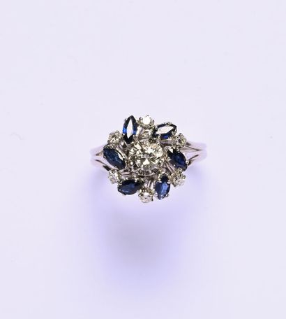 Bague en or gris 18K (750/oo), le plateau...