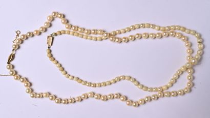 Lot comprenant un collier de perles de culture...