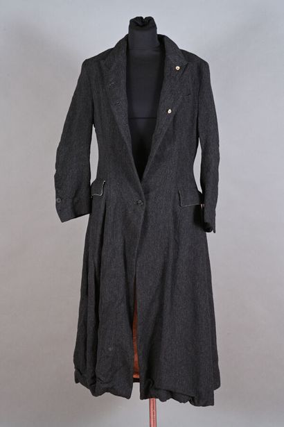PAUL HARNDEN. Manteau en tweed chiné gris...
