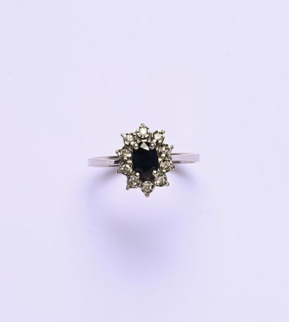 Bague en or gris 18K (750/oo) centrée d'un...