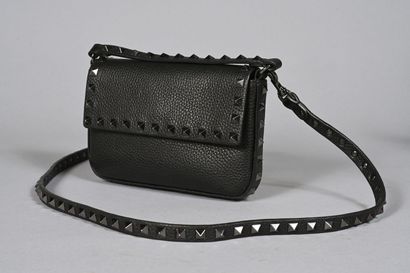 VALENTINO, pochette Rockstud en cuir grainé...