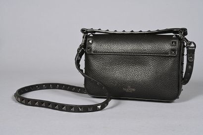 VALENTINO, pochette Rockstud en cuir grainé...