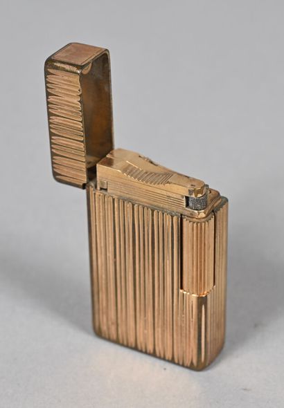 S.T. DUPONT
Briquet en plaqué or godroné
Signé...