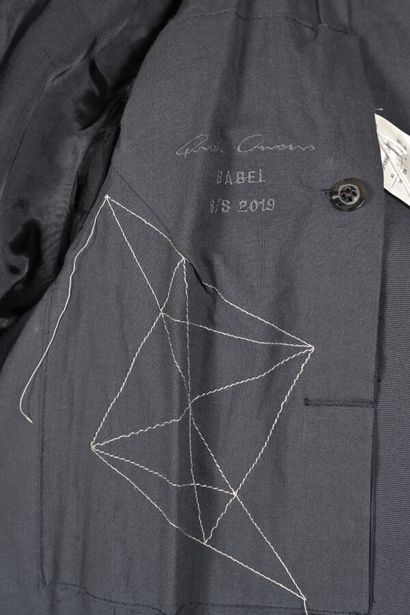 RICK OWENS, Printemps Eté 2019.
Veste courte...