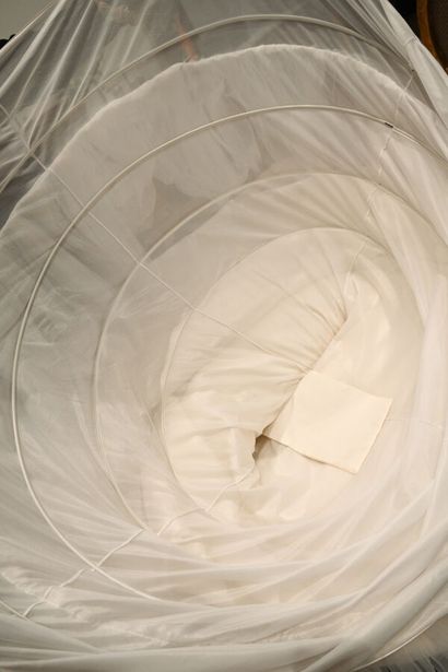 ANONYME. Robe de mariée blanche, haut bustier...