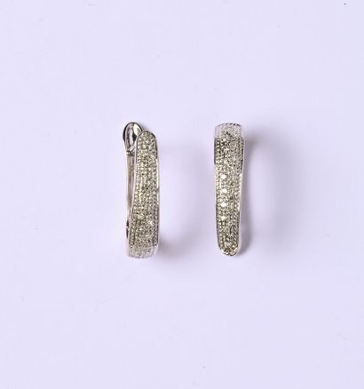 Paire de boucle d'oreilles en or gris 18K...