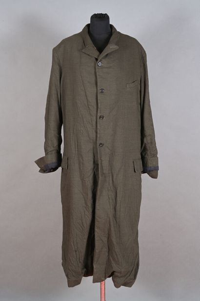 PAUL HARNDEN. Manteau en laine grattée kaki,...
