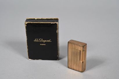 S.T. DUPONT
Briquet en plaqué or godroné
Signé...
