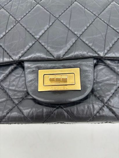 CHANEL.
Sac 2.55 en cuir vieilli matelassé...