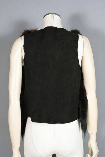 ANONYME. Gilet sans manches en daim noir...