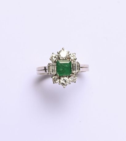 Bague or gris 18K (750/oo) centrée d'une...