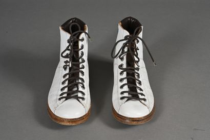 DSQUARED 2 
Paire de boitillons en cuir blanc...